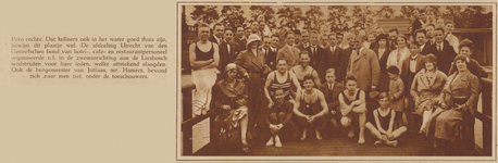 873609 Groepsportret van deelnemers aan de zwemwedstrijden, georganiseerd door de Geneefsche Bond van Horecapersoneel, ...
